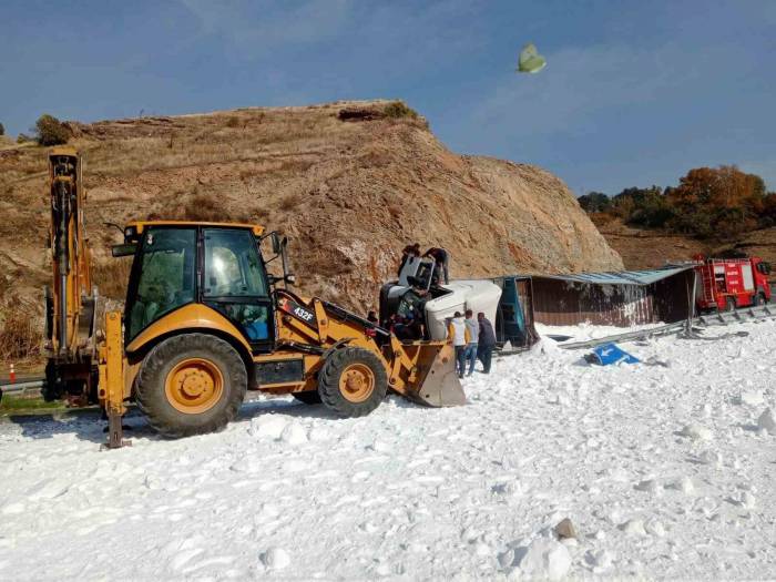 Virajı Alamayan Tuz Yüklü Tır Devrildi: 1 Yaralı