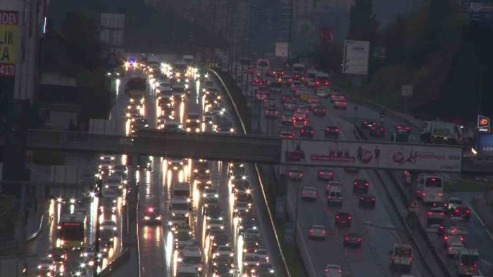 İstanbul’da Sağanak Etkisini Gösterdi, D-100 Pendik İstikametinde Uzun Araç Kuyrukları Oluştu