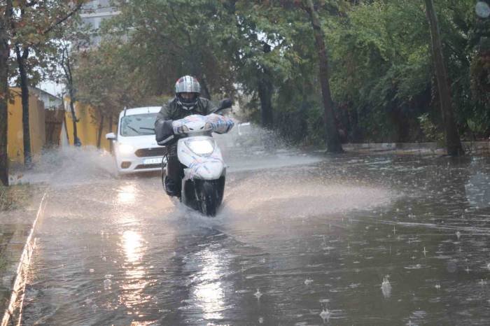 İzmir’de Sağanak Yolları Göle Çevirdi