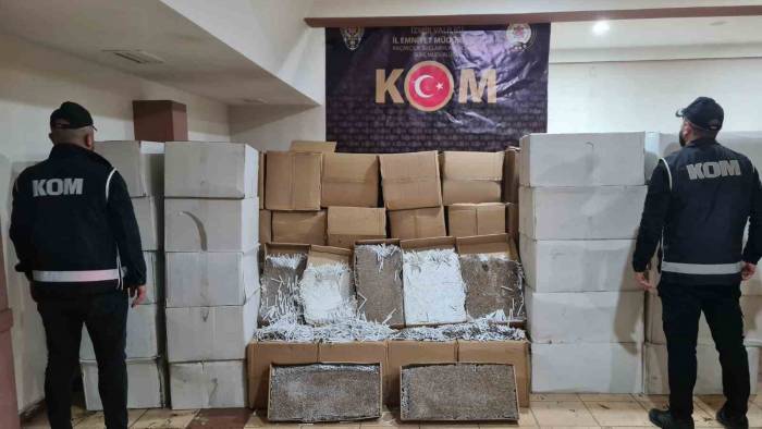 İzmir’de Kaçakçılara Şok Operasyon: 4 Milyona Yakın Makaron Ele Geçirildi