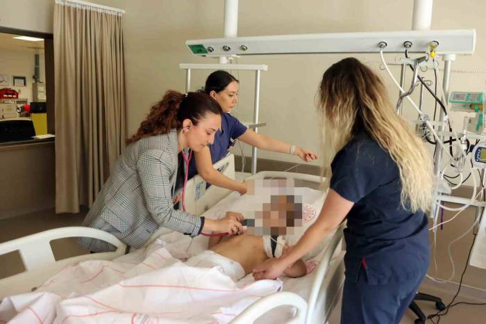 Hasta Çocuklara "Anne Şefkati" İle Bakıyorlar