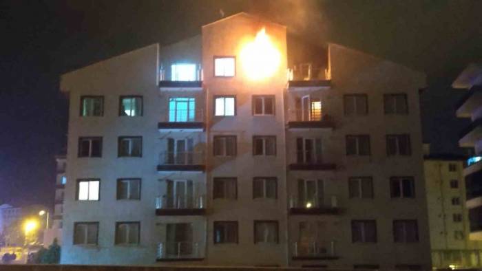 Elektrikli Şofbenden Çıkan Yangında Daire Alevlere Teslim Oldu