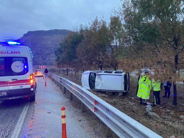 Manisa’da Bariyerlere Çarpan Araç Yan Yattı: 1 Yaralı