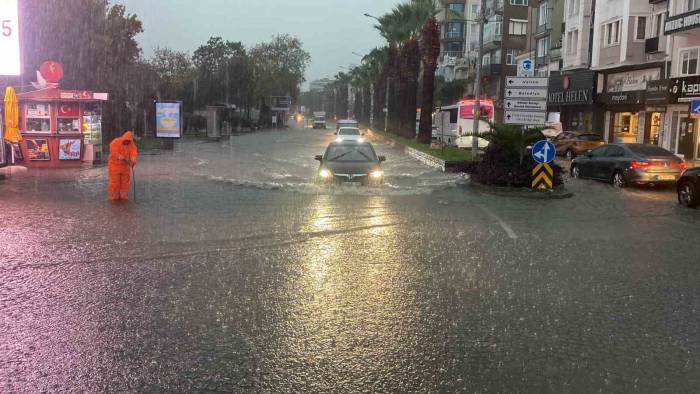 Çanakkale’de Cadde Ve Sokaklar Göle Döndü