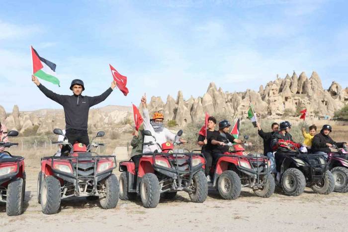 Filistin Bayrakları İle Dolaştılar