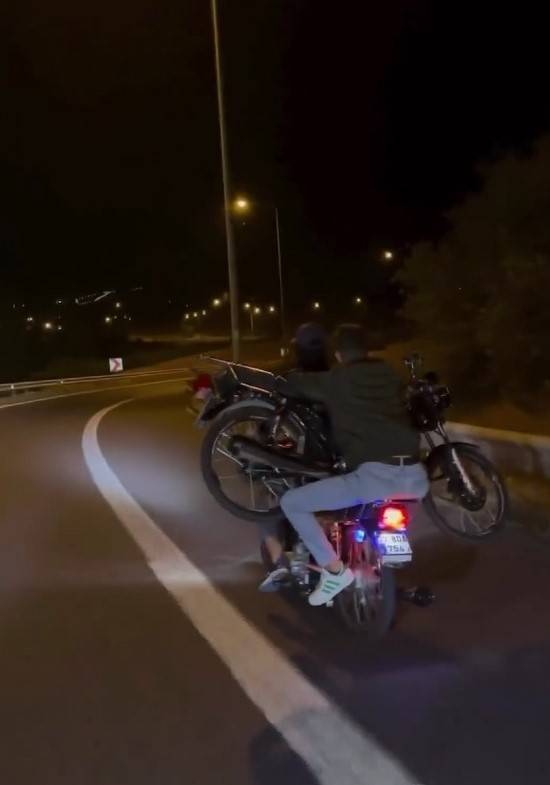 Motosiklet Üzerinde Motosiklet Taşıdılar