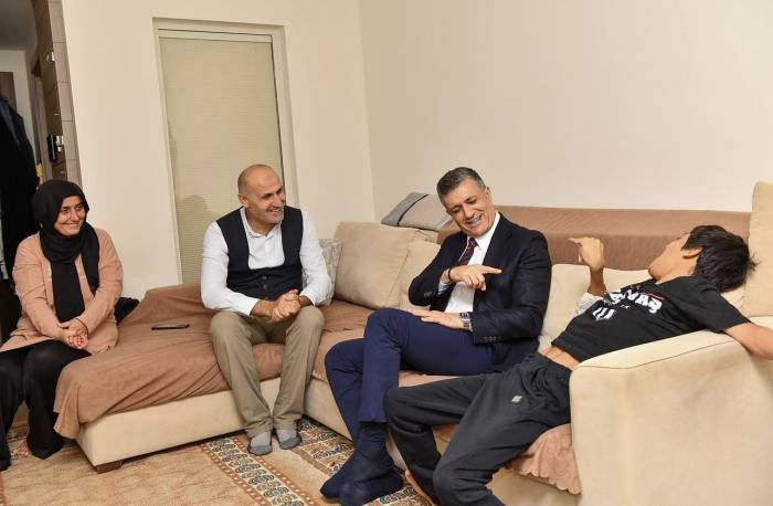 Esenyurt Belediyesi, Serebral Palsi Hastası Gencin Ayaklarıyla Yazdığı Kitabın Basımını Üstlendi