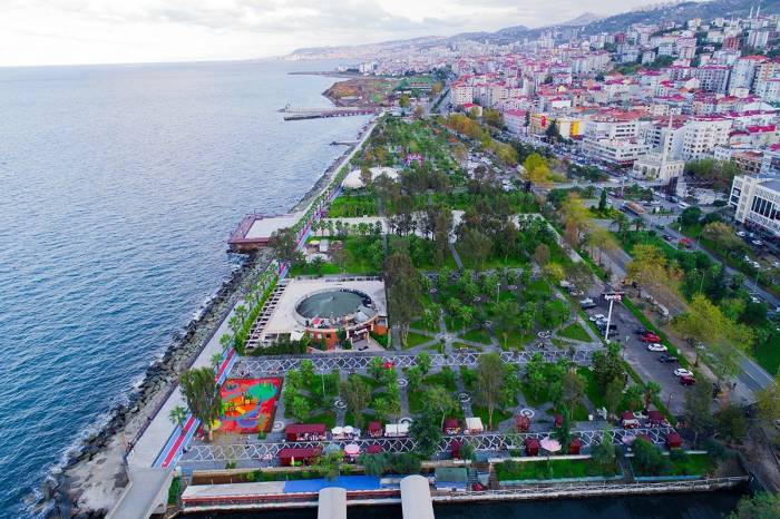 Akçaabat Sahil Parkı Yenilenen Yüzüyle Beğeni Topluyor