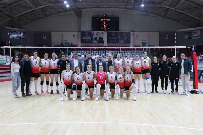 Çiftlikköy’ün Sultanları Nilüfer’i Kolay Geçti 3-0