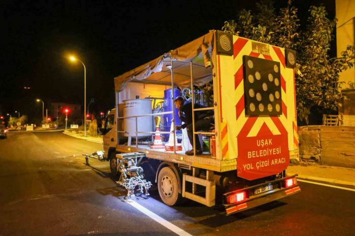 Uşak Belediyesi’nin Yol Çizgi Çalışmaları Devam Ediyor