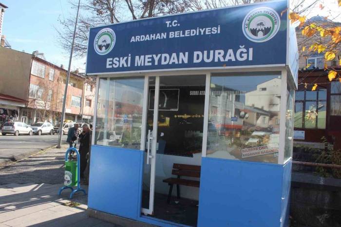 Dolmuş Durakları Tahrip Edildi