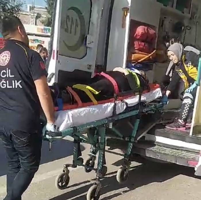 Yaralı Eşinin Elini Hiç Bırakmadı