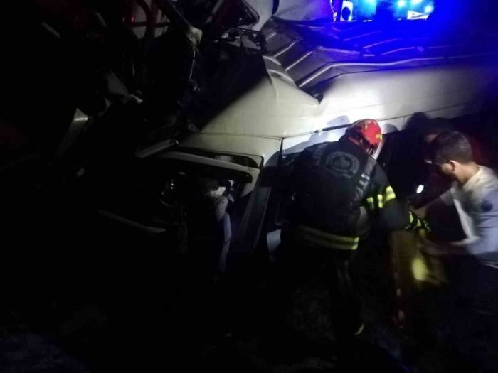 Karşı Şeride Geçen Minibüs Tırla Çarpıştı: 1 Ölü, 2 Yaralı
