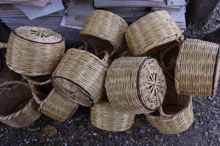 Nehir Kenarından Topladıkları Kamışlar Depremzede Ailenin Geçim Kaynağı Oldu