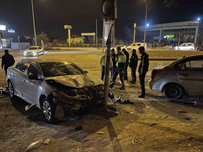 Diyarbakır’da Kırmızı Işık İhlali Kaza Getirdi: 1’i Çocuk 5 Yaralı