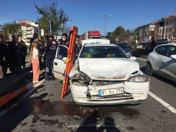 Ani Fren Yapan Cipe Otomobil Çarptı: 4’ü Çocuk 8 Yaralı