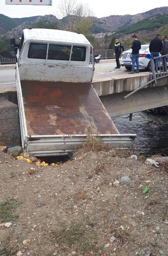 Köprüye Asılı Kalan Kamyonet Yeşilırmak Nehrine Uçmaktan Kurtuldu