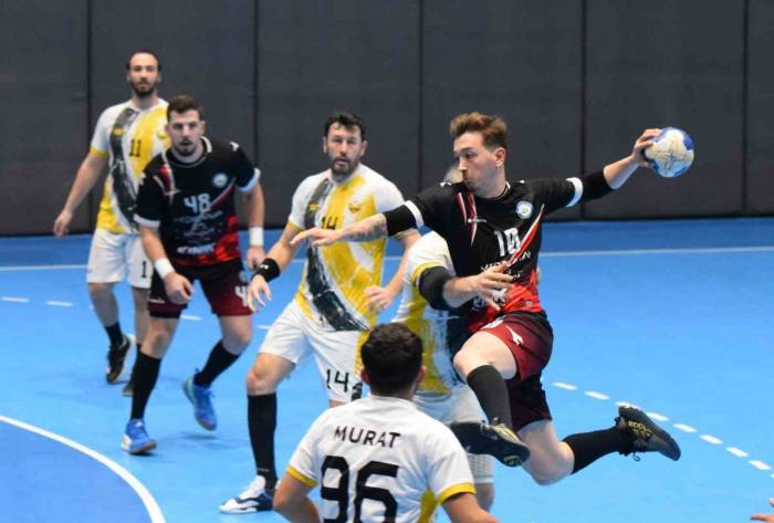 Nilüfer Belediyespor, Konya Büyükşehir Belediyespor’u Yenerek Avantajı Ele Geçirdi