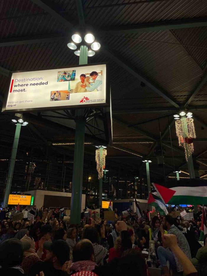 Amsterdam’daki Schipol Havalimanı’nda "Gazze’de Ateşkes" Çağrısı