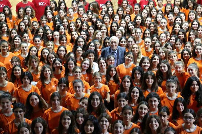 İlber Ortaylı, Eczacıbaşı Geleceğe Smaç 15. Gelişim Turnuvası’nda Geleceğin Voleybolcularıyla Bir Araya Geldi