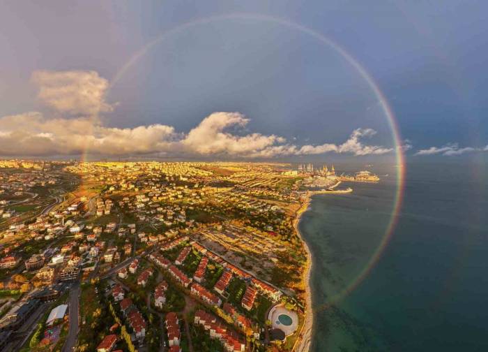 İstanbul’da Günbatımında Ortaya Çıkan Gökkuşağı Mest Etti