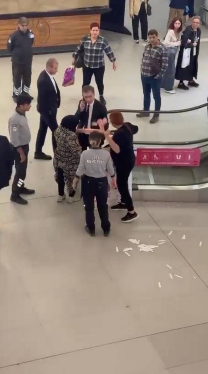 İstanbul’da Mağazada Yakalanan Hırsızların Avm’yi Birbirine Kattığı Anlar Kamerada