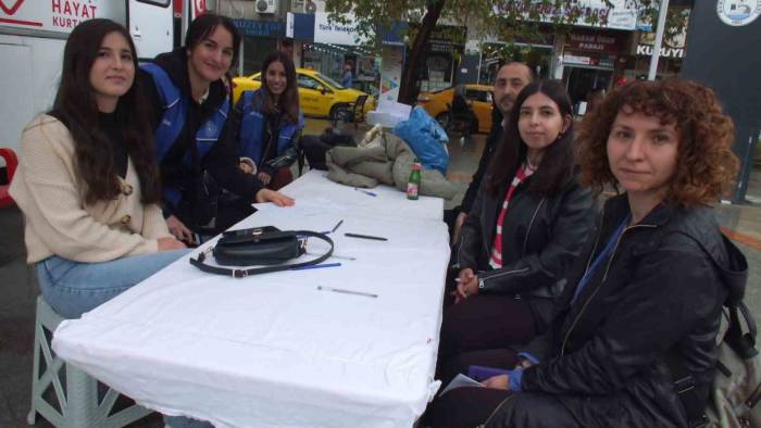 Burhaniye’de Üniversiteliler Kan Bağışında Bulundu