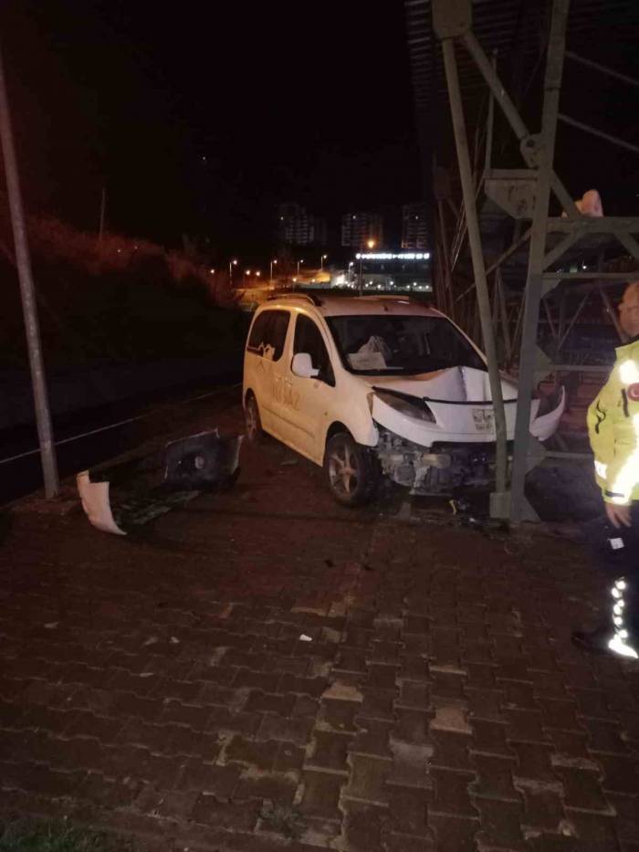 Yoldan Çıkan Hafif Ticari Araç, Spor Tesislerinin İçerisine Uçtu: 1 Yaralı