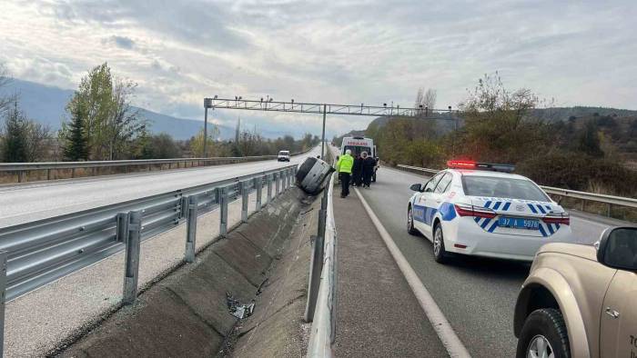 D100’de Bariyerlere Çarpan Otomobil Orta Refüje Düştü: 1 Yaralı