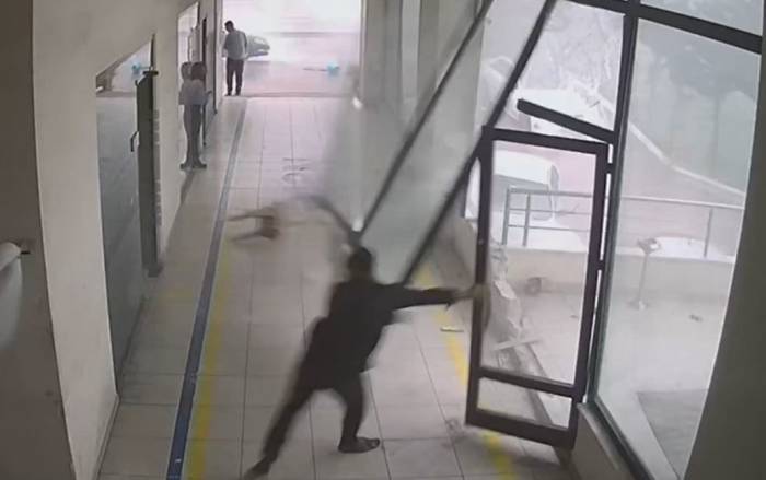 Küçükçekmece’de Fırtına İş Yerinin Kapsını Yerinden Söktü