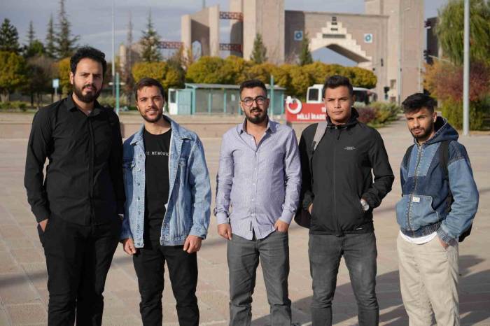 Türkiye’de Eğitim Gören Filistinli Öğrenciler Aileleri İçin Endişeli