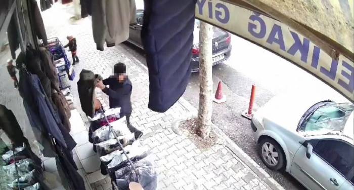 Deniyormuş Gibi Yaptığı Yelekleri Çaldı, Kameraya Yakalandı