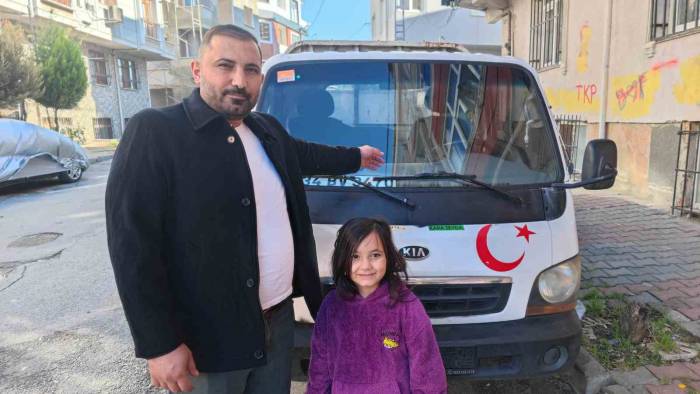 Sultangazi’de "Bu Kadarına Da Pes" Dedirten Anlar Kamerada: Park Halindeki Kamyonetin Camını Çaldı