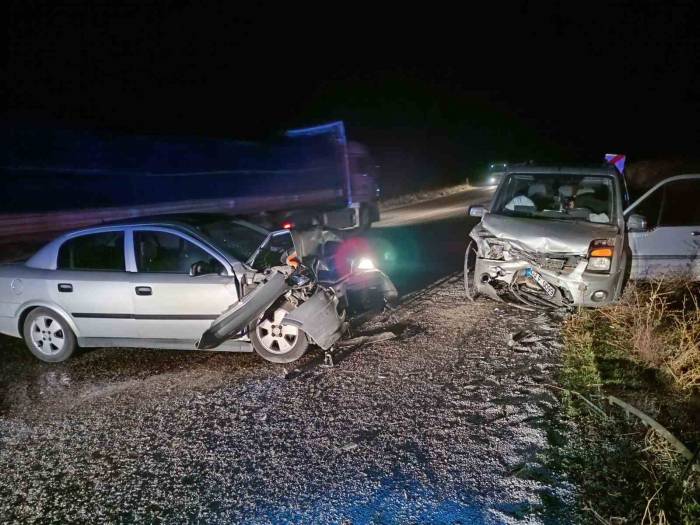 Hafif Ticari Araçla Otomobilin Çarpıştığı Kazada 2 Kişi Yaralandı