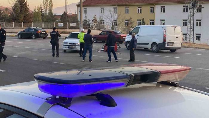 Motosiklet İle Otomobil Çarpıştı: 1 Yaralı