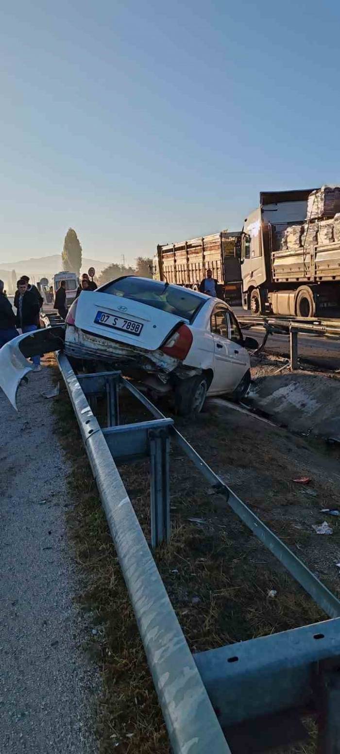 Burdur’da Kontrolden Çıkan Otomobile Refüje Çıktı, 6 Yaralı