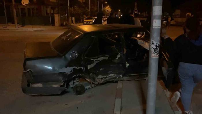 Burdur’da Kavşağa Kontrolsüz Giren 2 Otomobil Çarpıştı