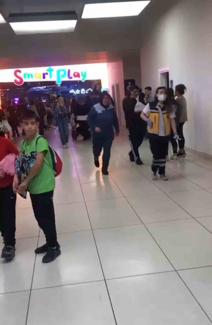 Avm’de Faciadan Dönüldü: Çocukların Bindiği Oyuncak Devrildi