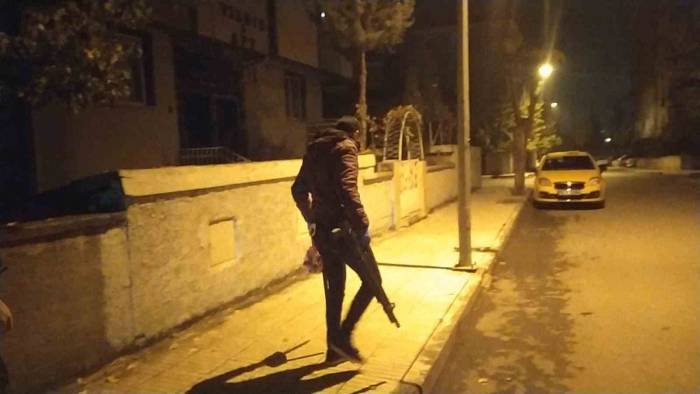 Çocuklara Silah Satan Şahsın Evine Baskın