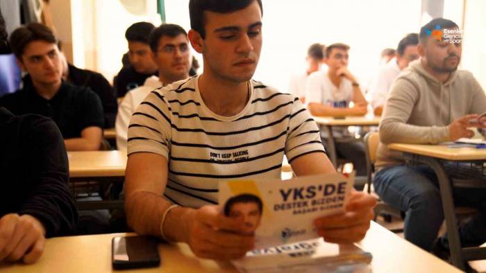 Esenler’de Üniversiteye Hazırlanan Gençlere Hazırlık Seti Hediye Ediliyor