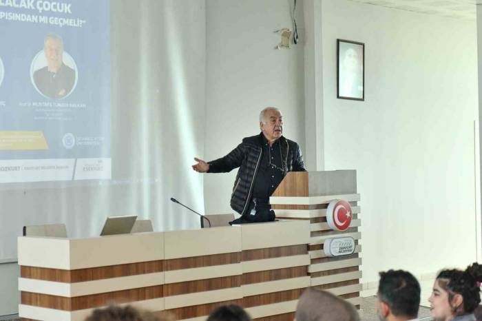Esenyurt’ta Üniversiteye Hazırlanan Gençlere Seminer Verildi