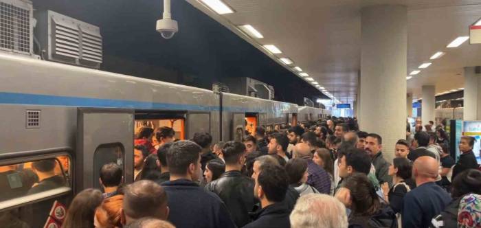 İstanbul’da Gelmeyen Metrolar Ve Yürümeyen Merdivenler Vatandaşları Çileden Çıkardı