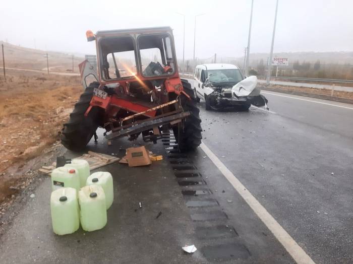 Hafif Ticari Araç Traktöre Arkadan Çarptı: 2 Yaralı