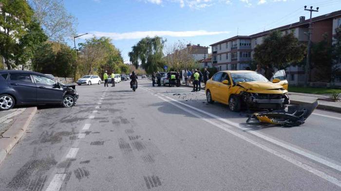 Edirne’de İki Otomobil Çarpıştığı Kazada Metrelerce Fren İzi: 2 Yaralı