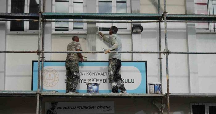 Konyaaltı’nda Okullar Boyanıyor