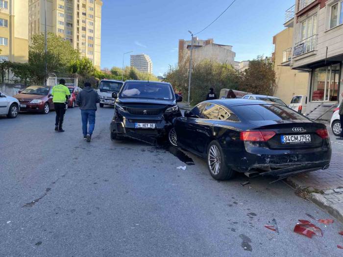 Direksiyon Başında Baygınlık Geçirip 5 Araca Çarptı. 1 Yaralı