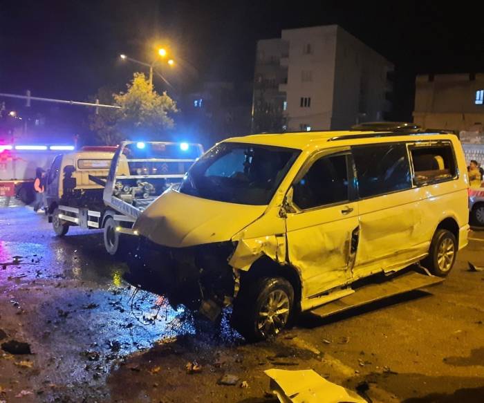 Mardin’de Hafif Ticari Araç İle Otomobil Kafa Kafaya Çarpıştı: 2’si Ağır 6 Yaralı