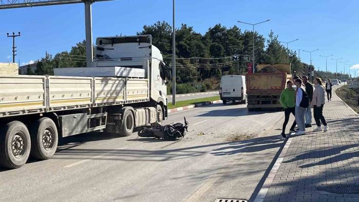 Kamyona Arkadan Çarpan Motosiklet Sürücüsü Ağır Yaralandı