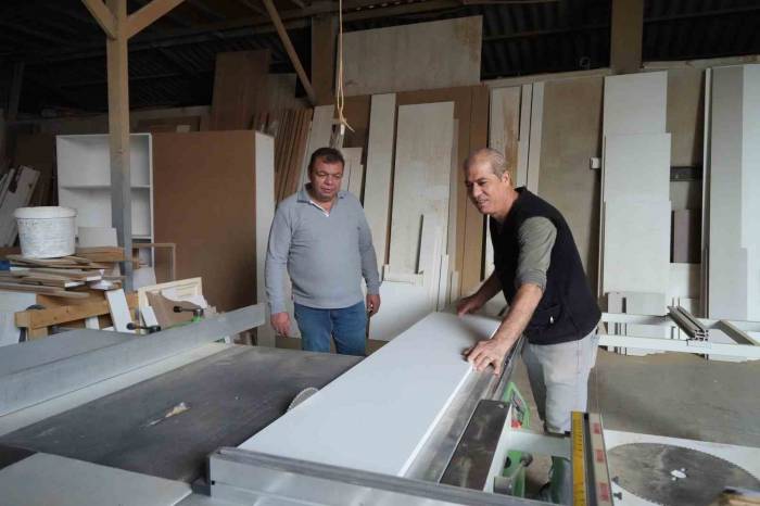 Yarım Asırlık Mobilya Ustası Mesleğini Mimar Ve Mühendis Evlatlarıyla Yaşatıyor