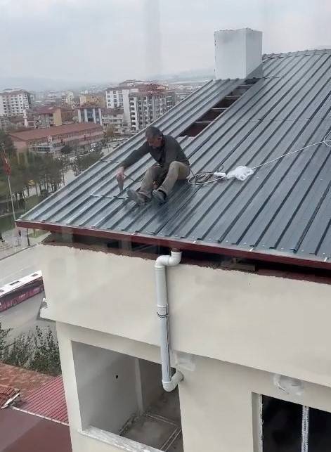 Elazığ’da Yürekleri Ağza Getiren Çatı Yapımı